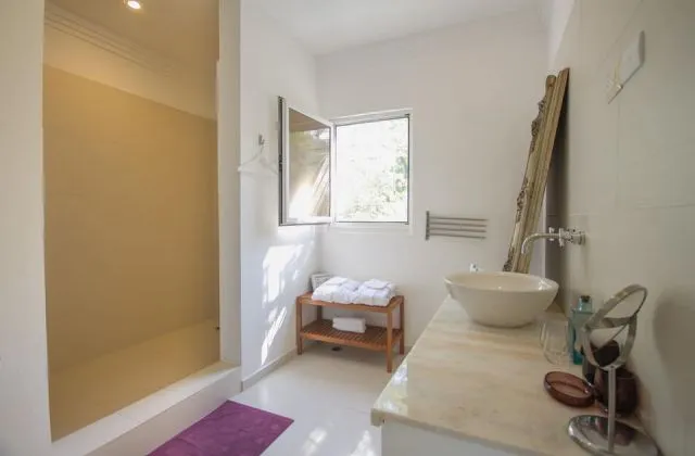Hotel Casa Veintiuno bathroom with shower